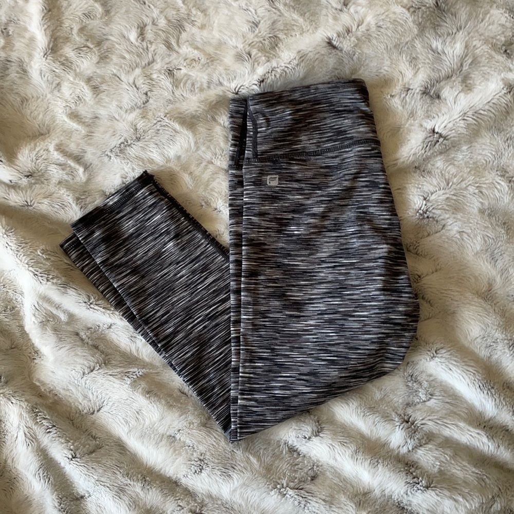 Fabletics cropped leggings patterned black white gray size small s